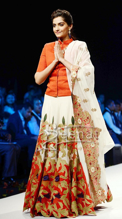 Sonam Kapoor in India International Jewellary Week Delhi 2013