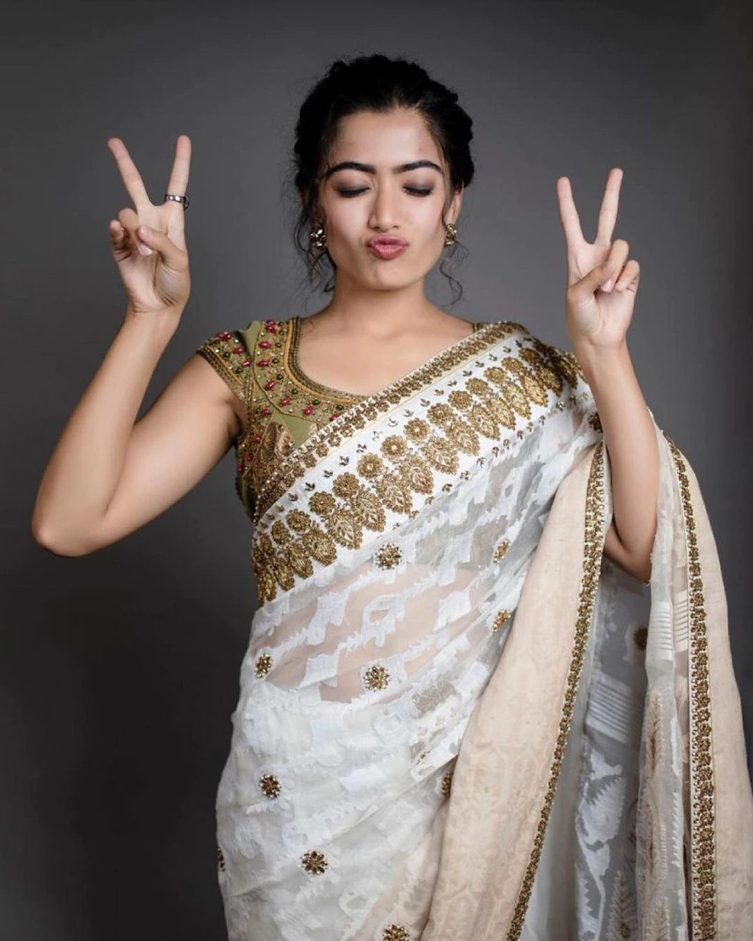 Rashmika Mandanna : పూల గౌనులో జింక పిల్ల వలే గెంతులేస్తోన్న రష్మిక  మందన్న.. ఫిదా అవ్వాల్సిందే.. Pushpa actress Rashmika Mandanna looks  gorgeous in white gown pics goes viral– News18 Telugu